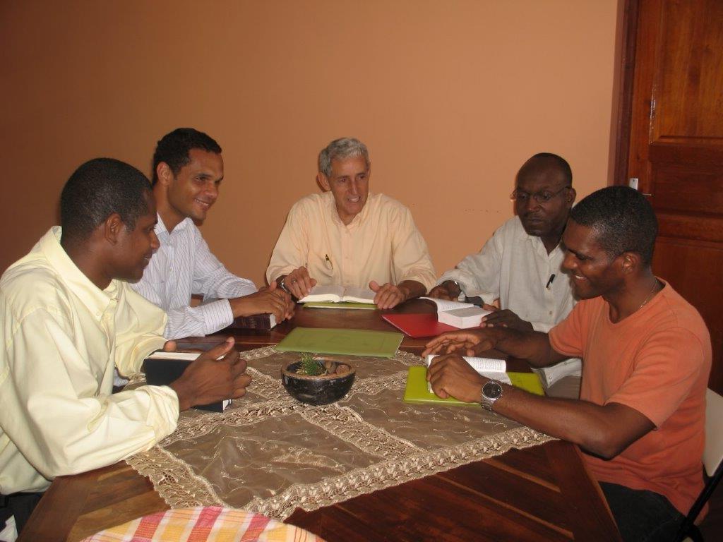 阿尔加里在圣经学习与专业人士
